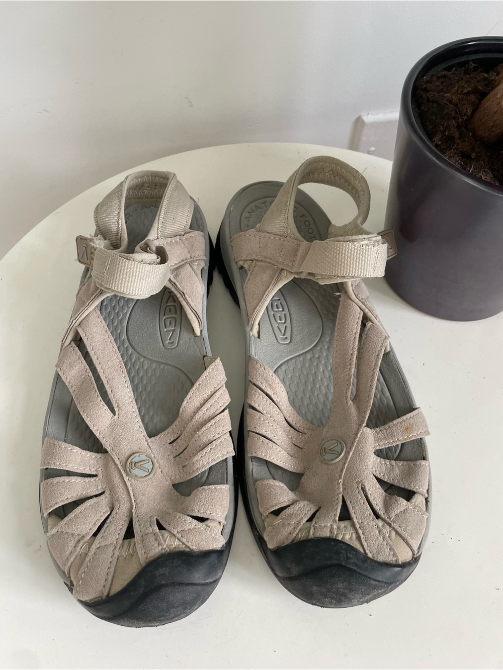 Women Size 8.5 Keen Rose Beige Closed Toe Sandals